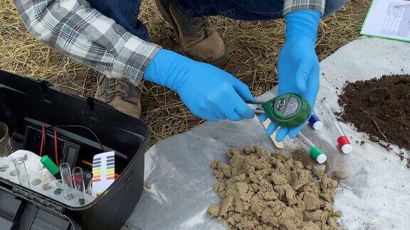 科学家准备用土壤测试仪测量土壤pH值的特写