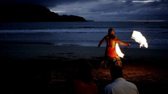 传统的夏威夷火刀草裙舞