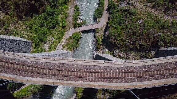 飞越瑞士格劳宾登著名的兰德瓦瑟高架桥