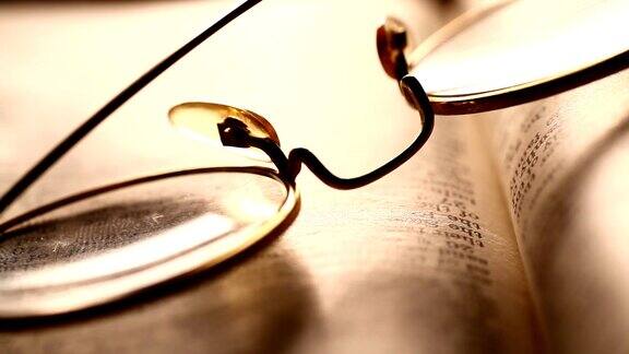 眼镜与书