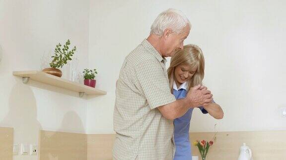 HDDOLLY:护士帮助老年人下床