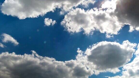 云在蓝天中移动