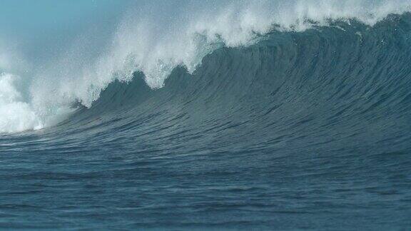 慢动作:巨大的桶状波浪从海洋涌向海滩