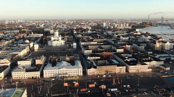 镜头拉近赫尔辛基大教堂从空中展示城市景观