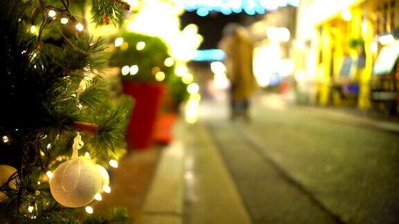 城市的圣诞气氛餐厅附近装饰精美的冷杉树