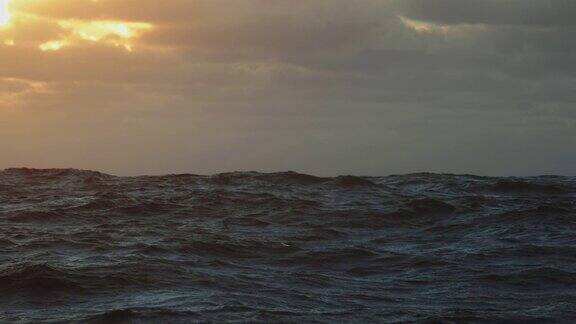 从一艘航行的船:蓝色的大海在日落