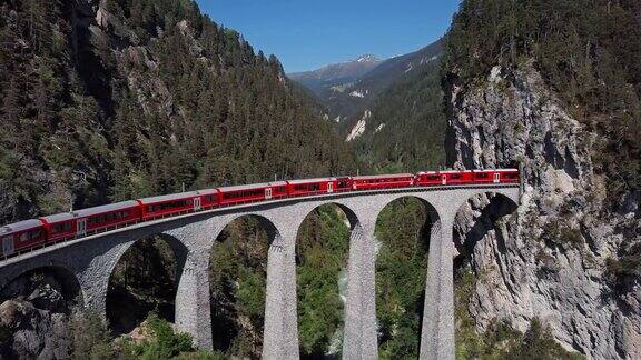 瑞士格劳宾登高架桥驶过火车航拍视频