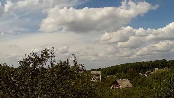 乌克兰Khmelnytskyi乡村山丘上空天空的时间流逝