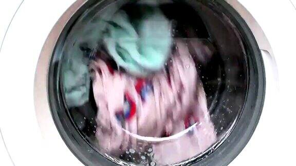 洗衣机洗衣服