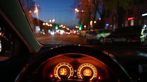 晚上开车从侧面的后视镜上看汽车城市的灯光模糊4k