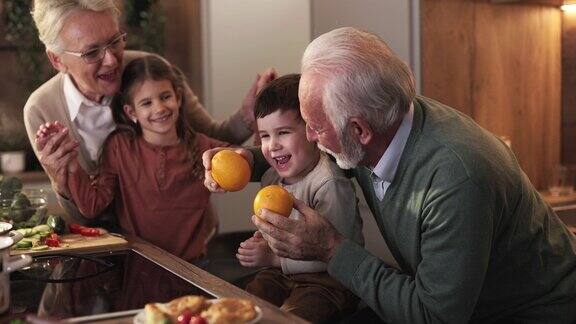 快乐的祖父母和他们的孙子在厨房里玩得很开心