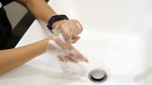 孩子用皂液器洗手