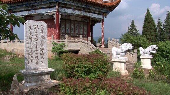 中国云南省抚仙湖上的一座佛教寺院