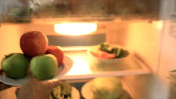 冰箱里的水果和蔬菜