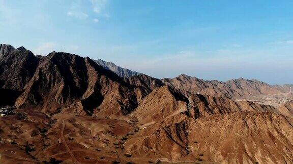 天线在阿拉伯联合酋长国之间的山之间的道路的顶部视图