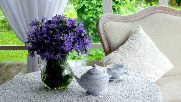 一壶茶和一束蓝色的花
