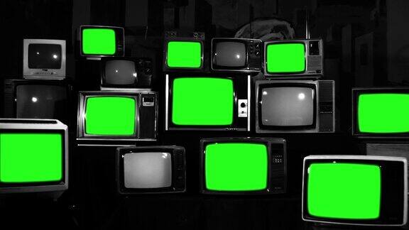 一堆旧的复古电视关闭绿色屏幕放大黑白色调