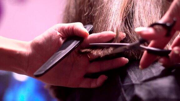 用剪刀给女人剪头发