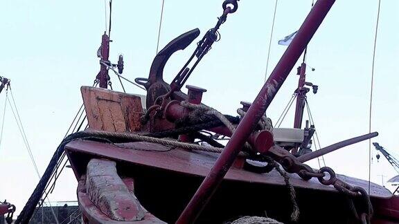 停在码头上的渔船的老锚关闭了