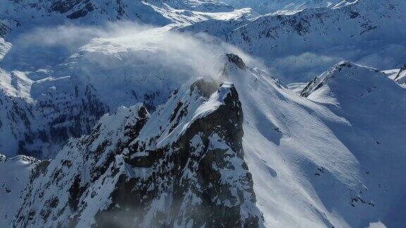 无人机拍摄的被雪覆盖的高山山脊