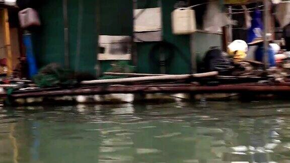 福建霞浦农民在海边养殖鲍鱼在水中放入大量笼子他们生活在海面上