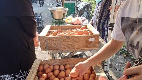 传统市场上的鸡蛋商人正忙着为买家服务