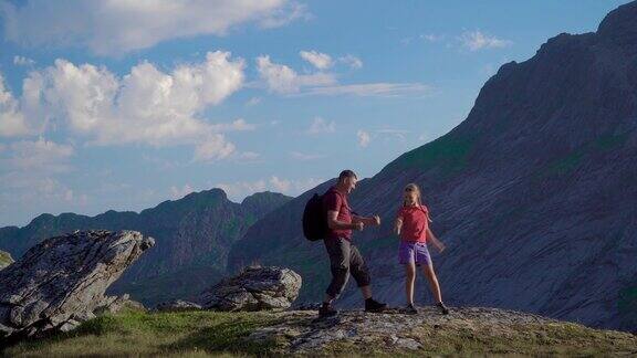 父亲和女儿在山里旅行