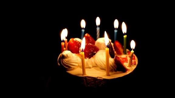 生日快乐蛋糕和蜡烛
