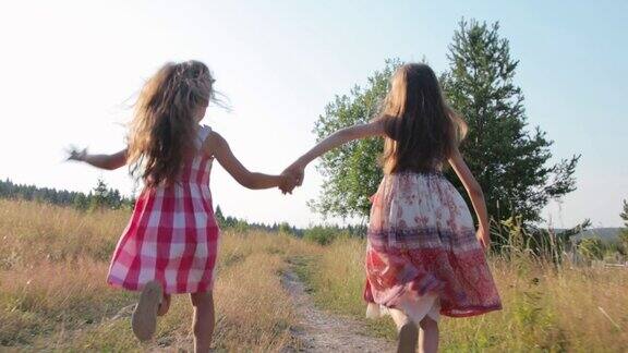 两个小女孩在乡间小路上奔跑