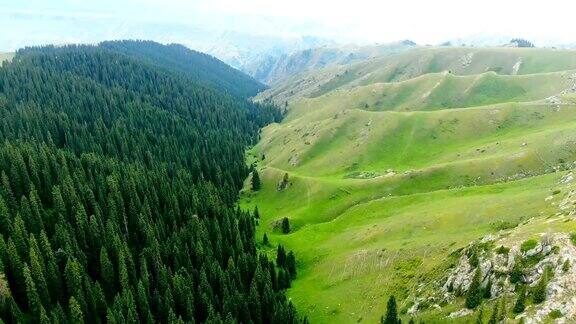 鸟瞰中国新疆维吾尔自治区的山谷风光