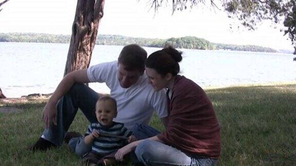 一个年轻的家庭坐在PAL湖边