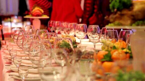 服务员在餐厅宴会桌上安排酒杯空酒杯放在宴会桌上新年、圣诞节