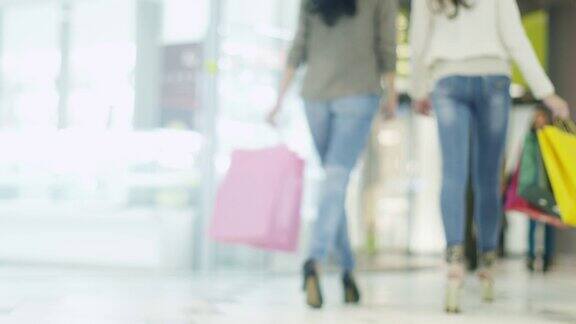 两个女孩正在购物中心散步