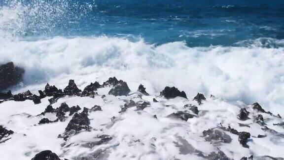 海洋蓝色的水海浪打破危险的岩石海洋风暴