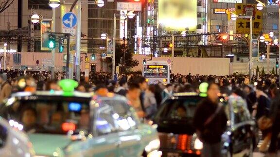 新宿夜晚的行人