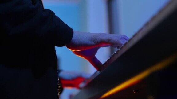 一个音乐家的手在钢琴上在录音室录制一张新专辑