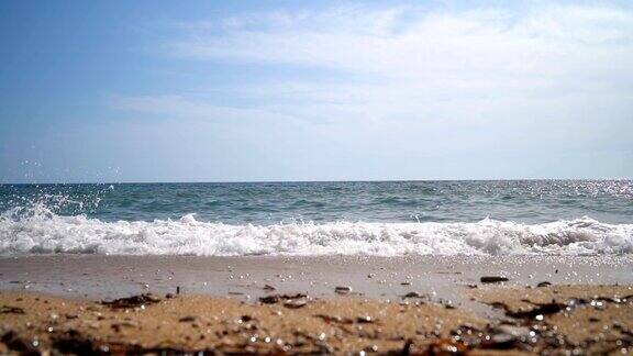 汹涌的海浪拍打着沙滩