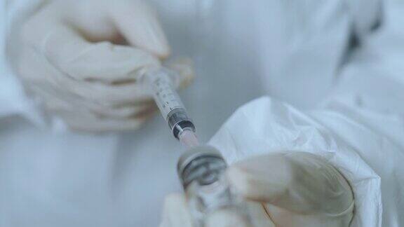 医生手持注射器和抗病毒疫苗小瓶
