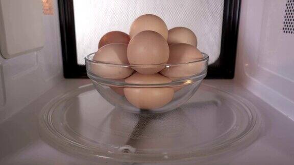 用微波炉煮带壳的鸡蛋是危险的
