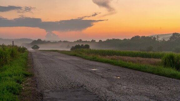 日落时分的乡村公路
