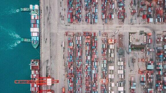 PAN无人机视角与集装箱船繁忙的工业港口