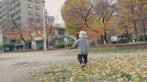 亚洲小男孩在公园里跑步