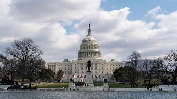 4K时间在美国国会大厦前的反射池国会山华盛顿特区美国建筑和吸引力
