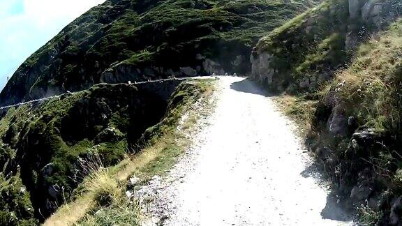 骑摩托车的人在通往山区的路上