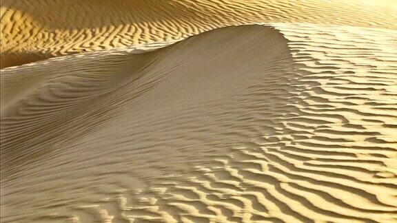 风吹走沙丘上的沙子