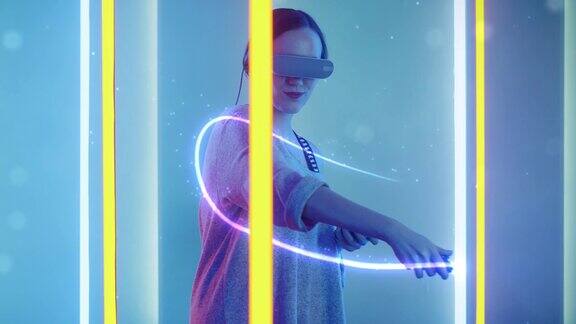美丽的年轻女孩戴着虚拟现实耳机绘制抽象线条和数字与操纵杆控制器有创意的年轻女孩用增强现实做概念艺术霓虹灯环绕着她计算机图形学