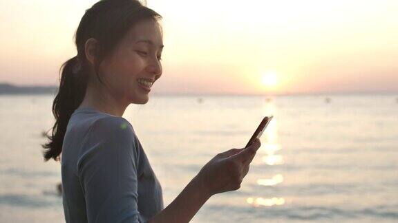 在海滩使用智能手机的女人