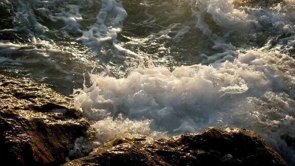 海浪冲击着石滩-慢镜头