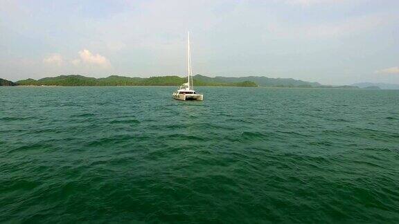 航拍:美丽的豪华游艇航行在安达曼海泰国普吉岛