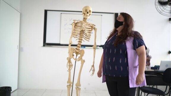 教师戴着口罩在虚拟课堂上进行人体解剖以网络摄像头为视角